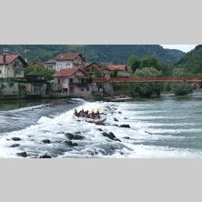 Rafting na rzece Una podczas wyprawy Caravana Wyjazdy Motocyklowe w Bośni i Hercegowinie – grupa uczestników na pontonie w malowniczej scenerii