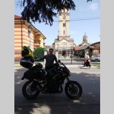 Motocyklista z wyprawy Caravana Wyjazdy Motocyklowe przed cerkwią w Bośni – zorganizowane wyjazdy motocyklowe po Europie