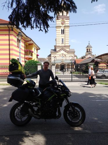 Motocyklista z wyprawy Caravana Wyjazdy Motocyklowe przed cerkwią w Bośni – zorganizowane wyjazdy motocyklowe po Europie