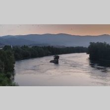 Chata na skale na rzece Drina w Bajina Bašta w Serbii, otoczona górami o zachodzie słońca — jedno z najbardziej rozpoznawalnych miejsc na trasie Caravana wyjazdy motocyklowe.