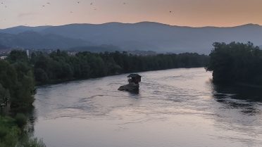 Chata na skale na rzece Drina w Bajina Bašta w Serbii, otoczona górami o zachodzie słońca — jedno z najbardziej rozpoznawalnych miejsc na trasie Caravana wyjazdy motocyklowe.