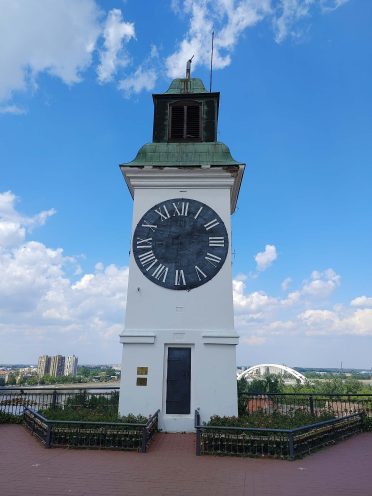 Wieża zegarowa w twierdzy Petrovaradin w Nowym Sadzie w Serbii, z widokiem na miasto i most nad Dunajem — charakterystyczny punkt programu Caravana wyjazdy motocyklowe.