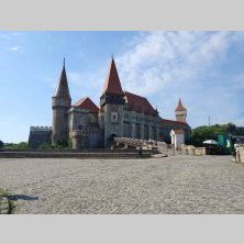 Zamek Corvinilor w Hunedoarze – historyczna atrakcja na trasie motocyklowej po Rumunii z Caravana wyjazdy motocyklowe