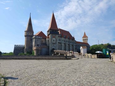 Zamek Corvinilor w Hunedoarze – historyczna atrakcja na trasie motocyklowej po Rumunii z Caravana wyjazdy motocyklowe