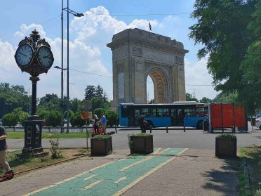 Łuk Triumfalny w Bukareszcie – punkt na trasie wycieczki motocyklowej po Rumunii z Caravana Wyjazdy Motocyklowe