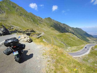 Motocykl na górskiej trasie w rumuńskich Karpatach – wyprawy motocyklowe po Europie z Caravana