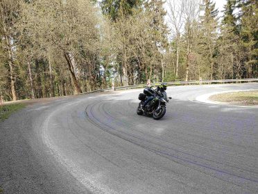 Motocyklista wracający do Polski po wyprawie motocyklowej po Europie – Caravana Wyjazdy Motocyklowe