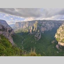 Górskie ściany kanionu Vikos w Grecji widziane z punktu widokowego podczas wyprawy motocyklowej Caravana