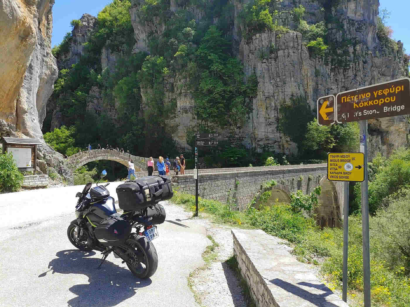 Kamienny most Kokkorou w Zagori w Grecji z motocyklem uczestnika podczas wyprawy motocyklowej Caravana