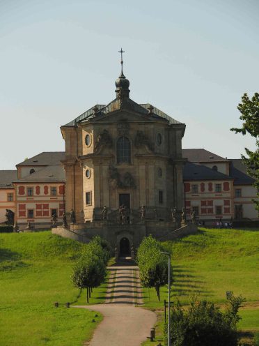 Barokowy kompleks pielgrzymkowy z monumentalnym kościołem i rzeźbami na wzgórzu w Czechach