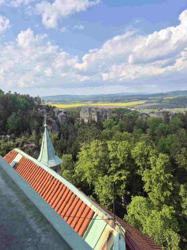 Panorama Czeskiego Raju z wieży widokowej – skały Hruboskalska, lasy i pola rzepaku