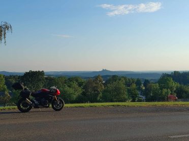 Motocykl na punkcie widokowym z panoramą zamku Trosky w Czeskim Raju – wyprawa motocyklowa do Czech