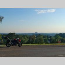 Motocykl na punkcie widokowym z panoramą zamku Trosky w Czeskim Raju – wyprawa motocyklowa do Czech
