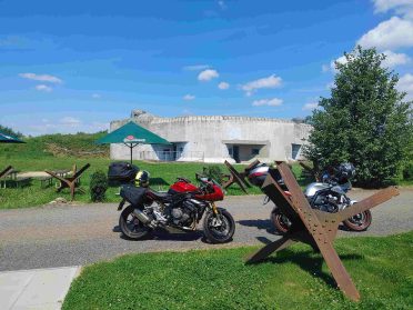 Motocykle przed bunkrem Hurka z czeskimi jeżami przeciwczołgowymi – wyprawa motocyklowa do Czech