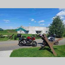 Motocykle przed bunkrem Hurka z czeskimi jeżami przeciwczołgowymi – wyprawa motocyklowa do Czech