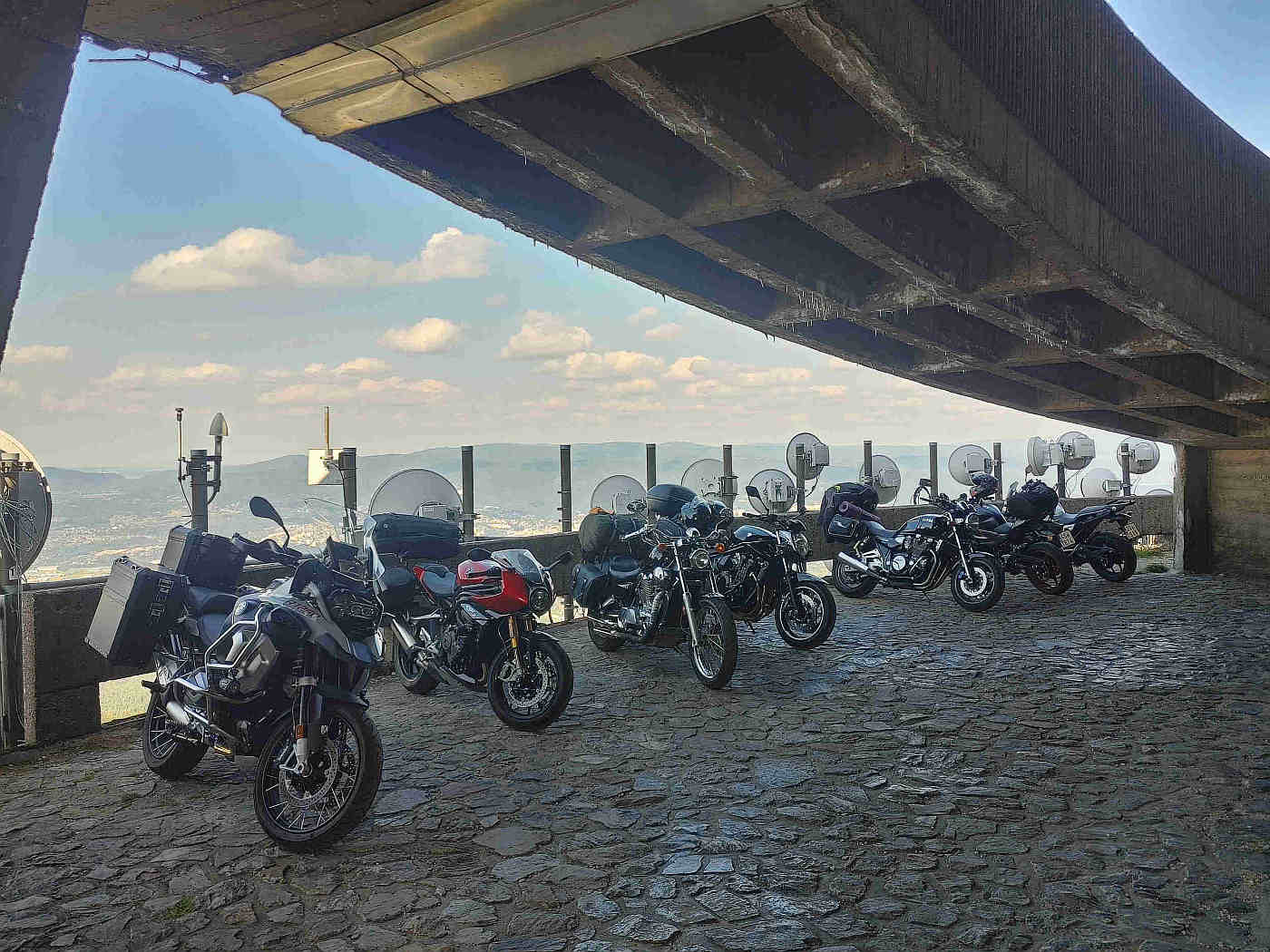 „Motocykle zaparkowane na górskim punkcie widokowym podczas wyprawy motocyklowej po Czechach – Caravana Wyjazdy Motocyklowe”