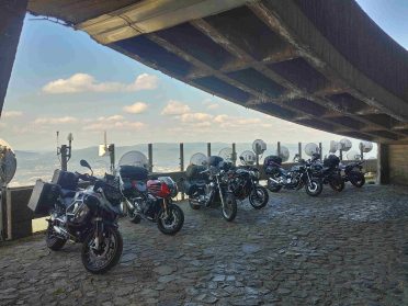 Motocykle zaparkowane na punkcie widokowym z panoramą gór podczas wyprawy motocyklowej do Czech