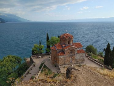 Cerkiew nad Jeziorem Ochrydzkim podczas wyprawy motocyklowej Albania – Macedonia, malowniczy widok na Bałkany.