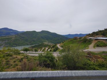Górska trasa na Bałkanach podczas wyprawy motocyklowej Albania – Macedonia, malownicze zakręty i widok na jezioro.