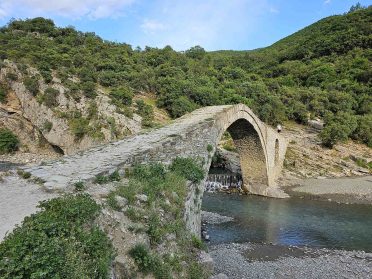 Zabytkowy kamienny most w górach podczas wyprawy motocyklowej Albania – Macedonia, malowniczy bałkański krajobraz.