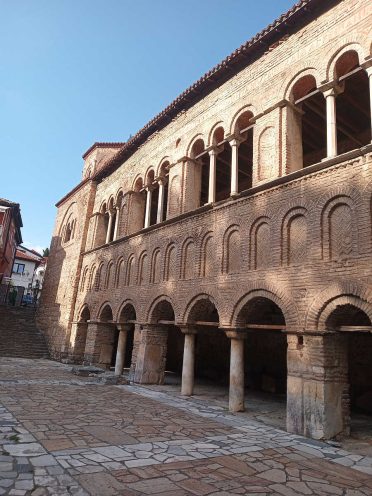 Historyczny monastyr w Ochrydzie podczas wyprawy motocyklowej Albania – Macedonia, charakterystyczna architektura Bałkanów.