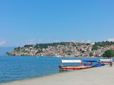 Widok na Ochrydę podczas wyprawy motocyklowej Albania – Macedonia, malownicze miasteczko nad jeziorem i lokalny klimat Bałkanów.