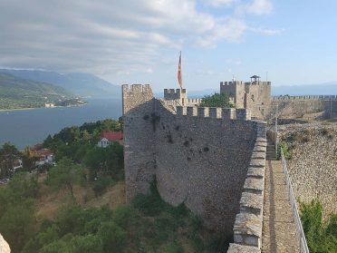 Twierdza w Ochrydzie nad jeziorem podczas wyprawy motocyklowej Albania – Macedonia, malowniczy widok na Bałkany.