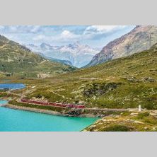 Bernina Express na trasie wyprawy motocyklowej Caravana – alpejskie krajobrazy i wyjątkowe widoki podczas wyjazdu motocyklowego w Alpy.