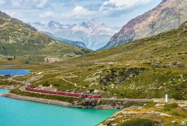Bernina Express na trasie wyprawy motocyklowej Caravana – alpejskie krajobrazy i wyjątkowe widoki podczas wyjazdu motocyklowego w Alpy.