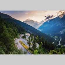 Przełęcz Maloja na trasie wyprawy motocyklowej Caravana – alpejskie serpentyny, górskie widoki i idealne warunki do jazdy motocyklem po Alpach.