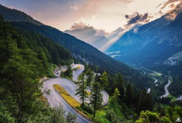 Przełęcz Maloja na trasie wyprawy motocyklowej Caravana – alpejskie serpentyny, górskie widoki i idealne warunki do jazdy motocyklem po Alpach.