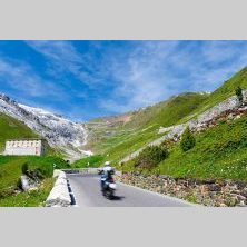 Przełęcz Stelvio od dołu na trasie wyprawy motocyklowej Caravana – alpejskie serpentyny i wyjątkowe widoki podczas wyjazdu motocyklowego w Alpy.