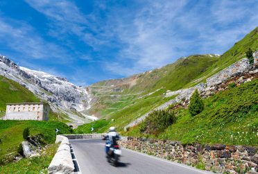 Przełęcz Stelvio od dołu na trasie wyprawy motocyklowej Caravana – alpejskie serpentyny i wyjątkowe widoki podczas wyjazdu motocyklowego w Alpy.
