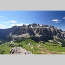 Masyw Sella na trasie wyprawy motocyklowej Caravana – ikoniczne Dolomity i wyjątkowe widoki podczas wyjazdu motocyklowego w Alpy.