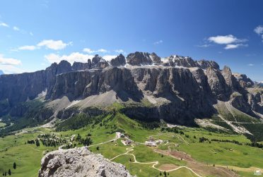Masyw Sella na trasie wyprawy motocyklowej Caravana – ikoniczne Dolomity i wyjątkowe widoki podczas wyjazdu motocyklowego w Alpy.
