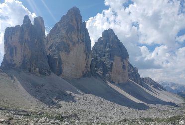 Tre Cime di Lavaredo na trasie wyprawy motocyklowej Caravana – ikoniczny masyw Dolomitów i obowiązkowy punkt wyjazdu motocyklowego w Alpy.