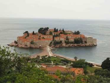 Widok na Sveti Stefan – pocztówkowy przystanek podczas wycieczki motocyklowej Caravana Wyjazdy Motocyklowe